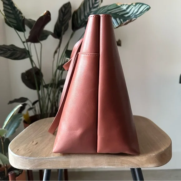 Madewell the Zip Top Essential Tote in Warm Cinnamon - Picture 5 of 15